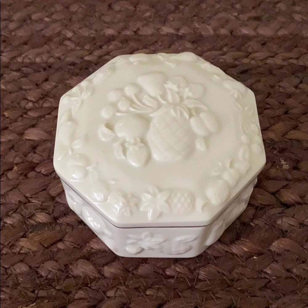 Lenox keepsake fruit box with free two garden pins